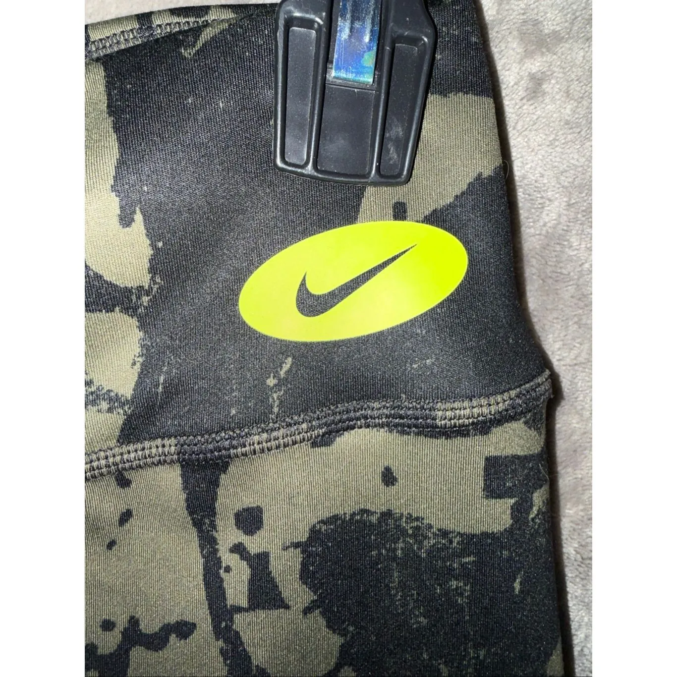 Nike One Luxe Icon Clash Women's Mid-Rise Training Bike Shorts in an atomic vivi - Image 4