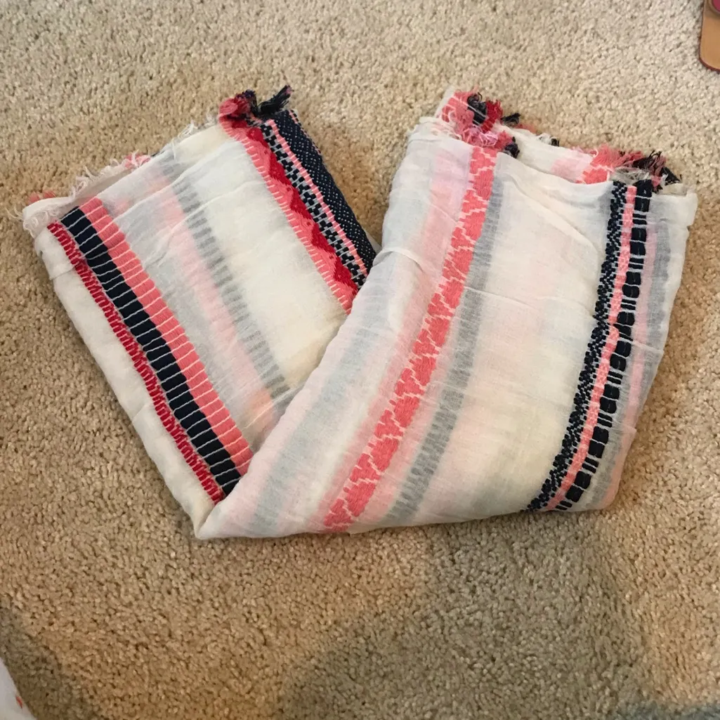 AMERICAN EAGLE WHITE PATTERNED INFINITY SCARF - Image 3