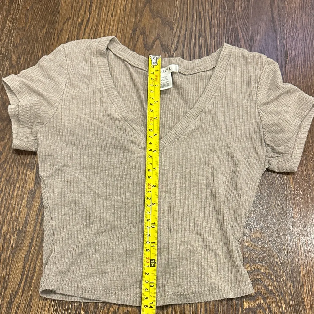 Bozzolo Ribbed V-Neck Beige Crop Top - Image 4