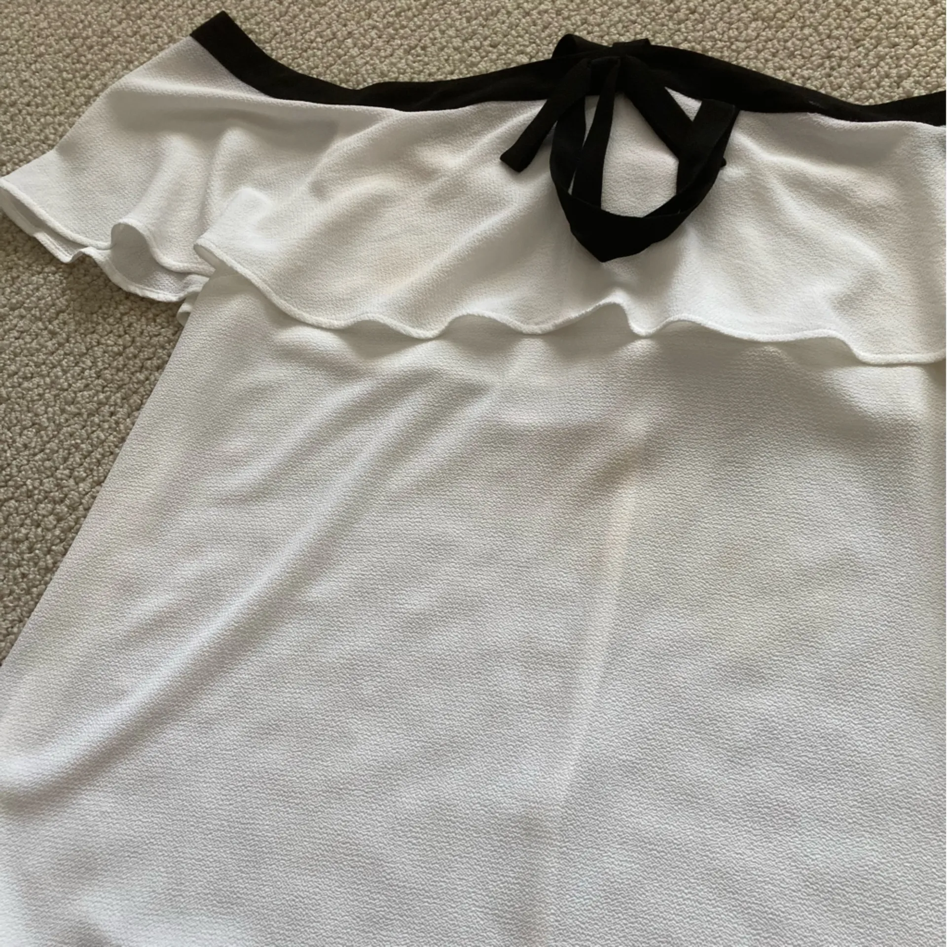 Vince Camuto Tiered Off the Shoulder Blouse White Black Size Medium Flowy FLAWS - Image 3