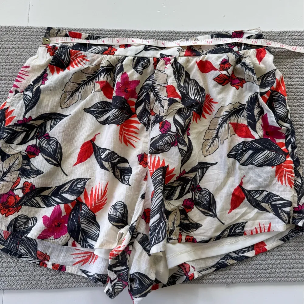 Xhilaration Ivory Navy Blue Pink Tropical Floral Print Flowy Shorts Size Medium - Image 6