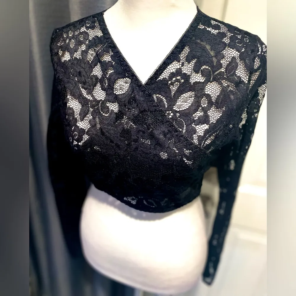 NWT TLGAVQUEEN Women’s Black Floral Lace Long Sleeve Top Mesh VNeck Top / Shirt Size M - Image 3