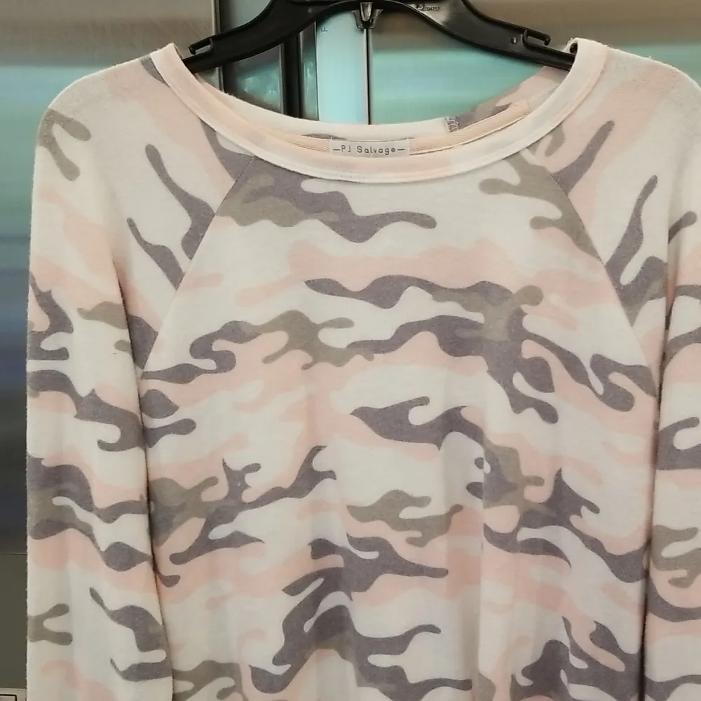 💕PJ SALVAGE💕 Long Sleeve Printed Raglan Top Ivory Camo Loungewear Medium M NWT - Image 5
