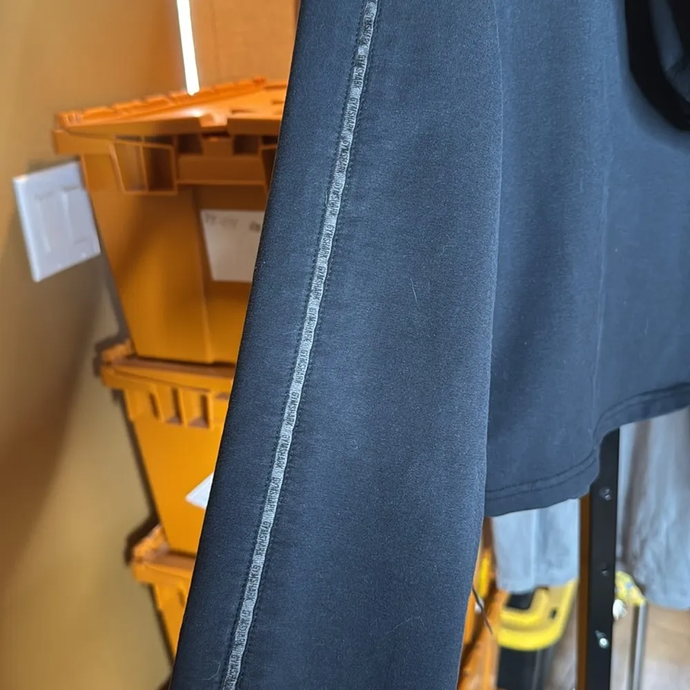 Gymshark Cropped Hoodie Black Pull Over Sweatshirt Zipper Accents Size Medium - Image 8