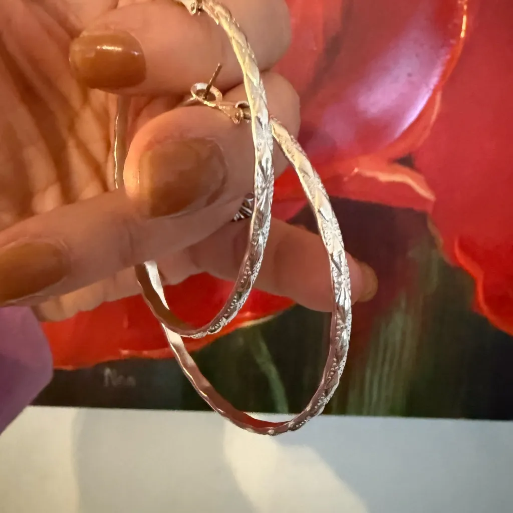 Vintage Minimalist Classic Light Silver Tone Large Hoop Earrings Leverback - Image 3