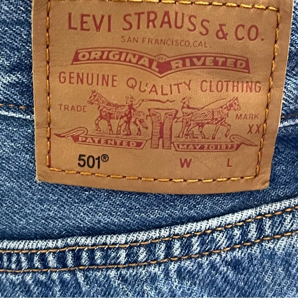 Levi’s 501 Mid Thigh Denim Shorts Medium Wash Raw Hem Size 25 - Image 7