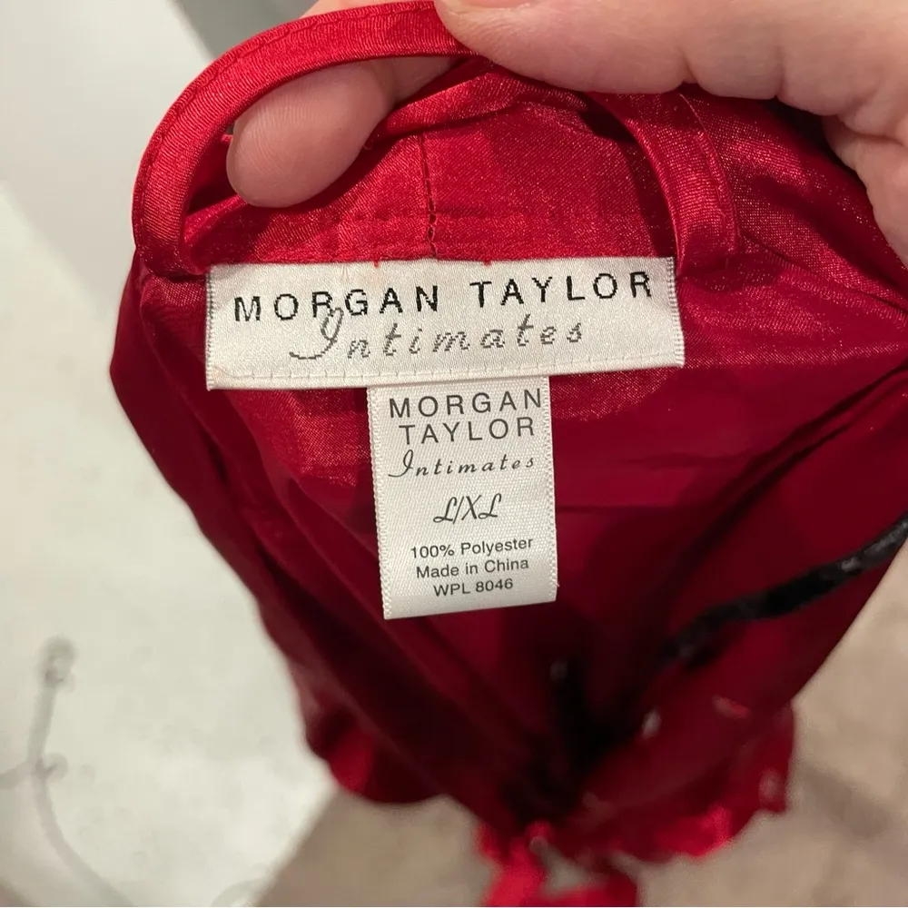 Vintage 90’s-Y2K red silky velvet trim floral embroidered robe Morgan Taylor - Image 10