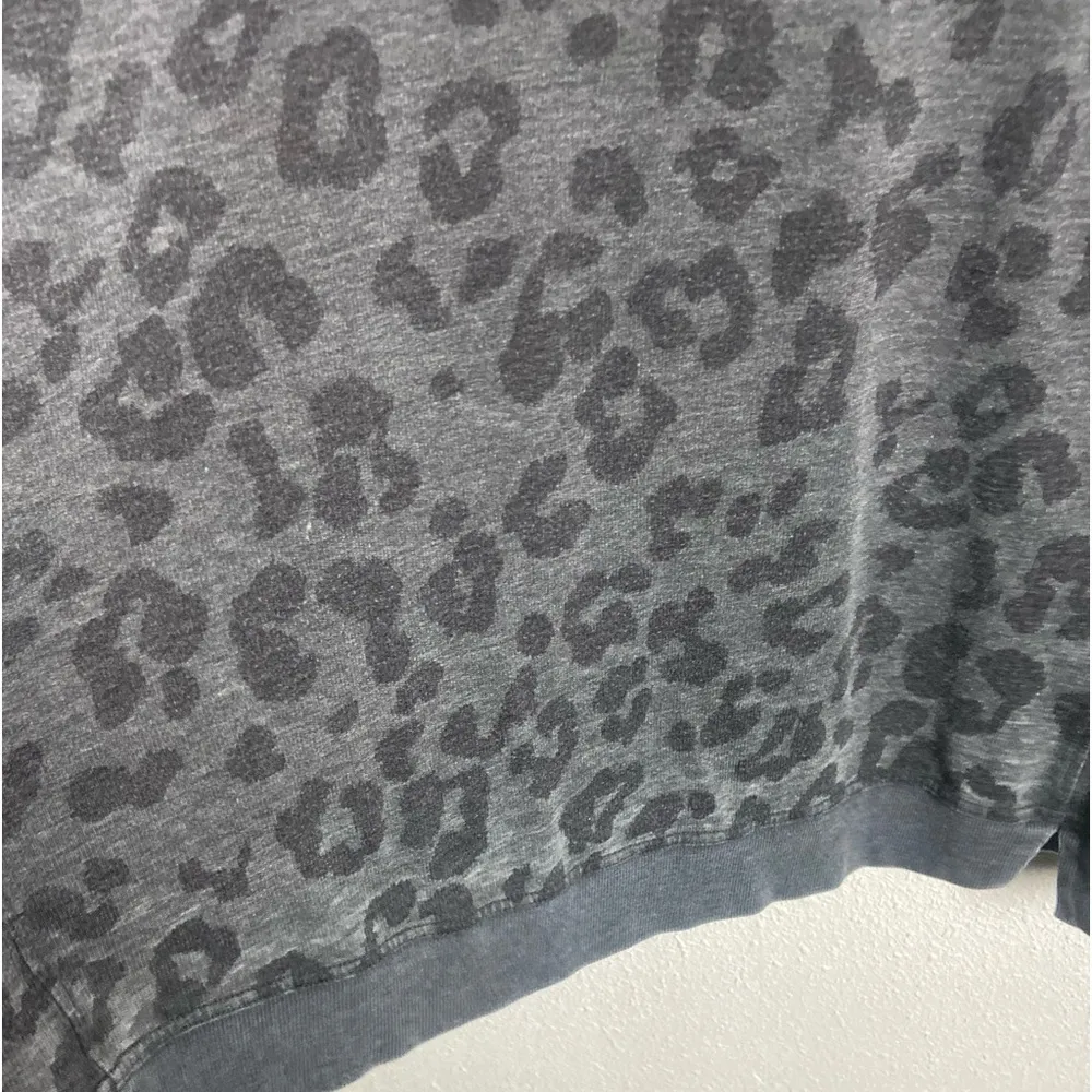 Jane and Delancey  Size 1X Vee Neck Animal Print Sweatshirt Plus Size Casual - Image 3