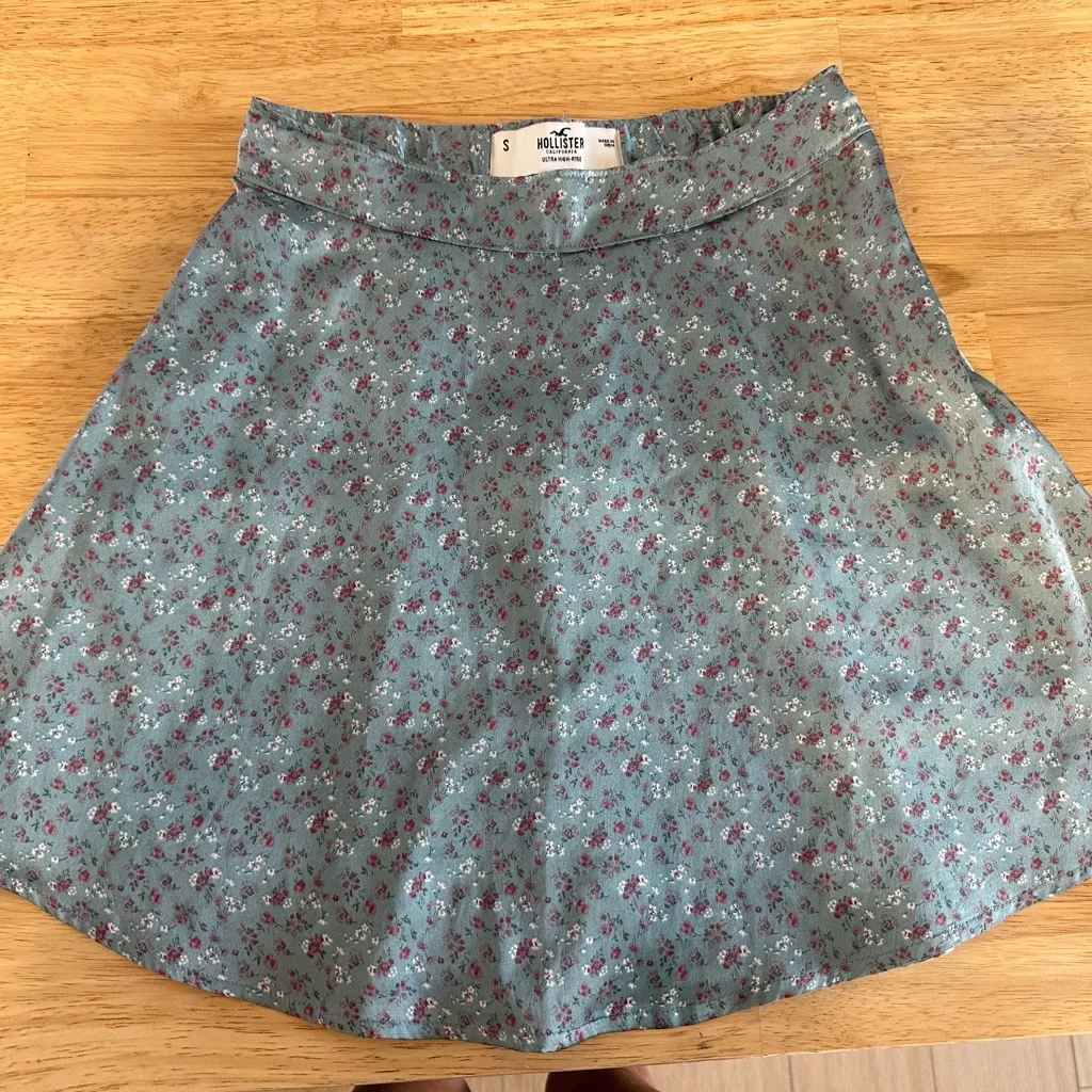 Hollister Light Blue Floral Mini Skirt - Image 3