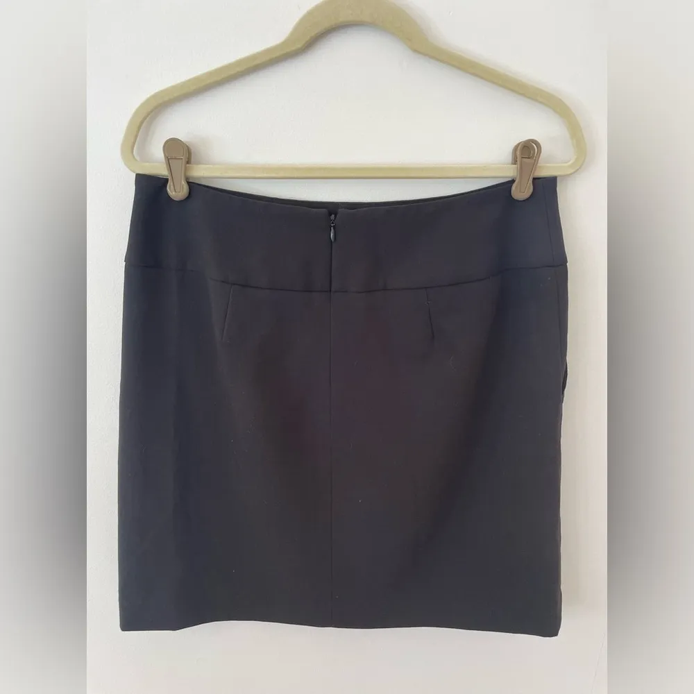 LOFT Ann Taylor Women's Black Skirt size 10 - Image 4