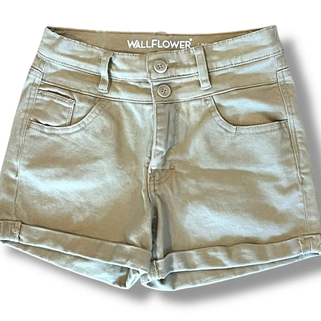 Junior's Wallflower Sassy High Rise Cuffed Hems Pockets Shorts Size 1 Beige - Image 1