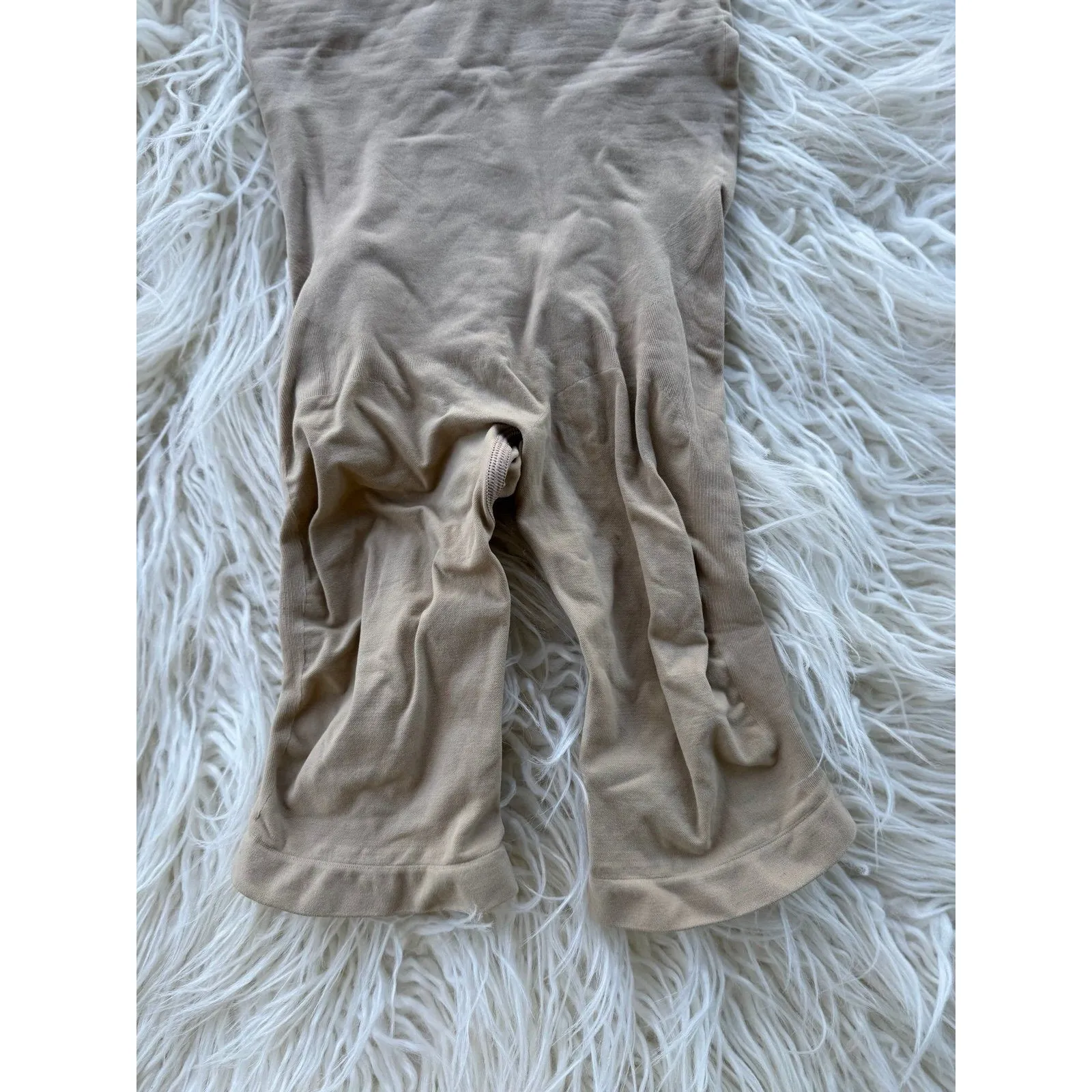 Skims Seamless Sculpt High Waisted Mid Thigh Short
Clay Size Small - Image 4