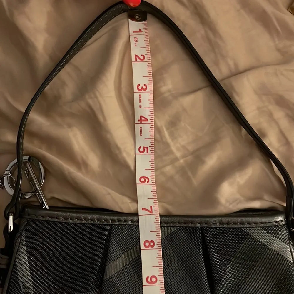 NWOT Authentic Burberry clutch with keychain - Image 12