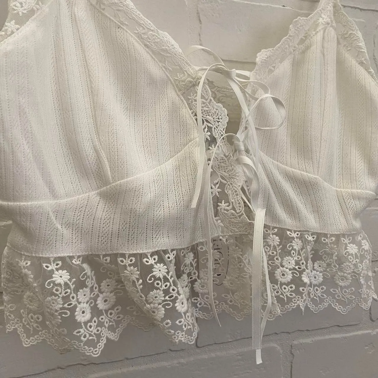 Cider White Lace Cami Crop Top - Image 4