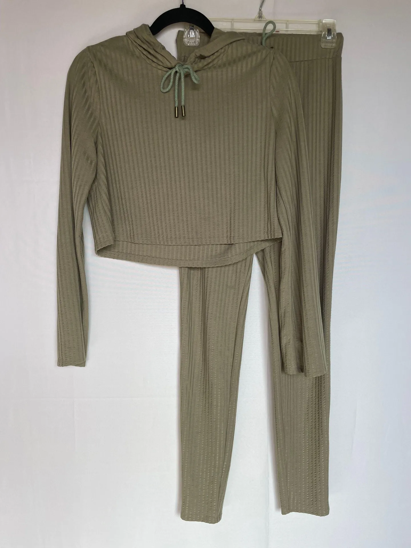 Adana sage hooded crop top and Evita legging pants set size small - Image 9