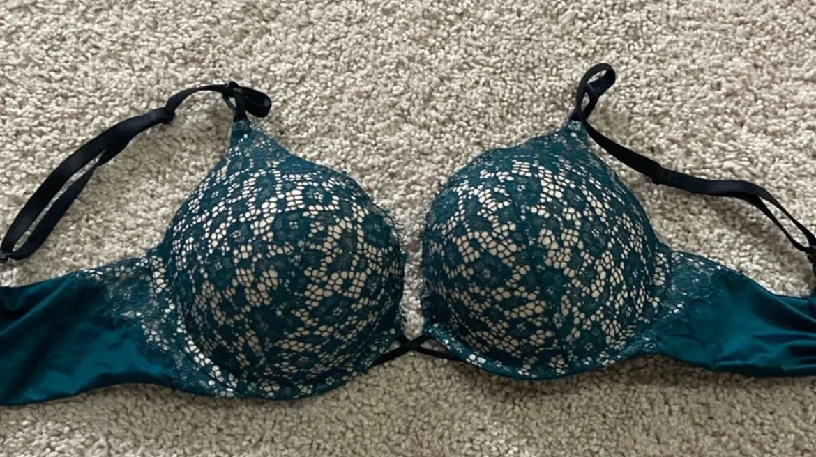 Victoria’s Secret very sexy plunge bra. 34c - Image 2