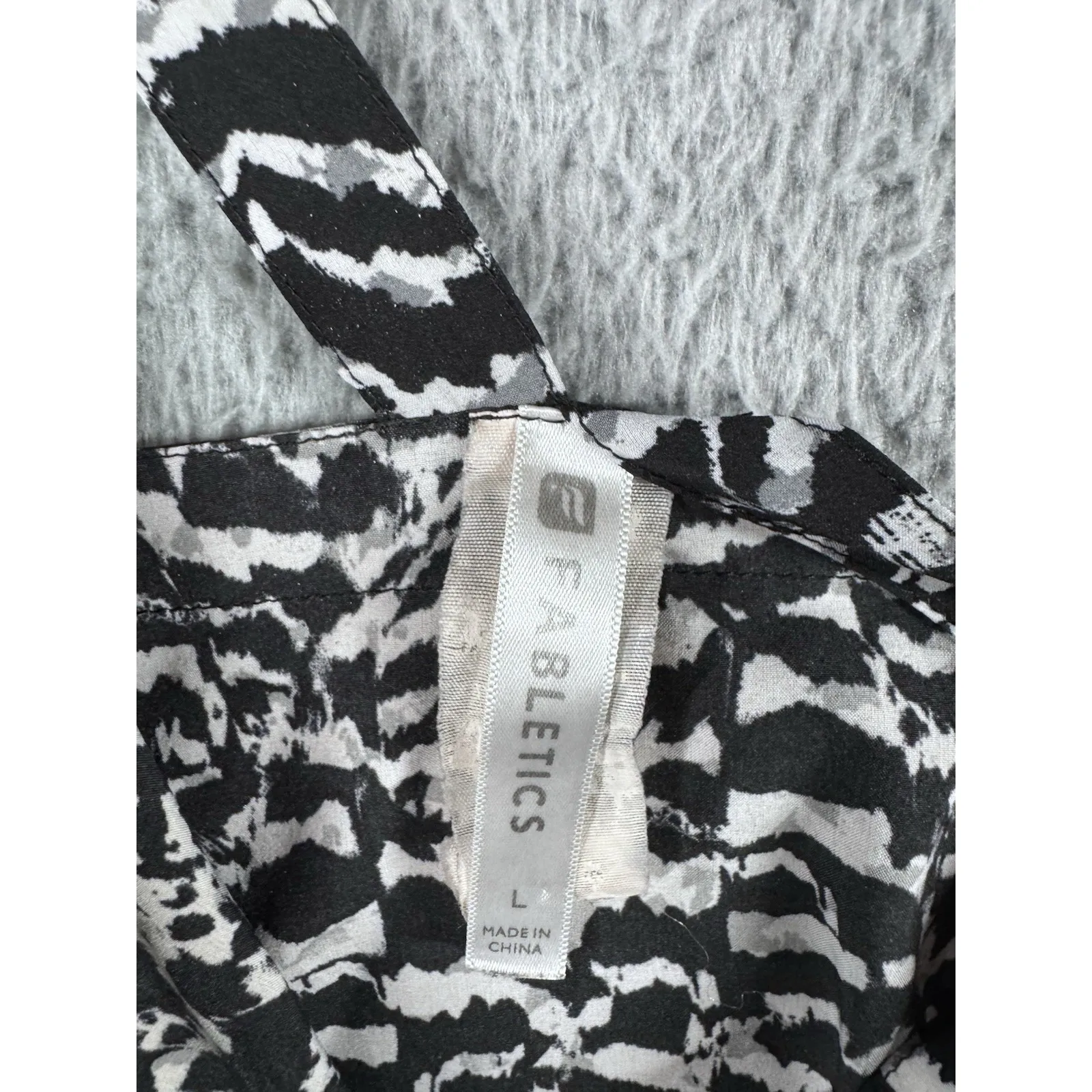 Fabletics‎ Liza Tank Top Women Large Lightweight Silky Semi Cropped Geometric - Image 8