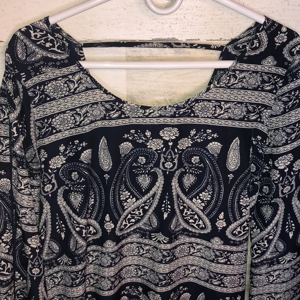 Rue21 blue and white lace graphic dress open sleeves knee length size large​​ - Image 5