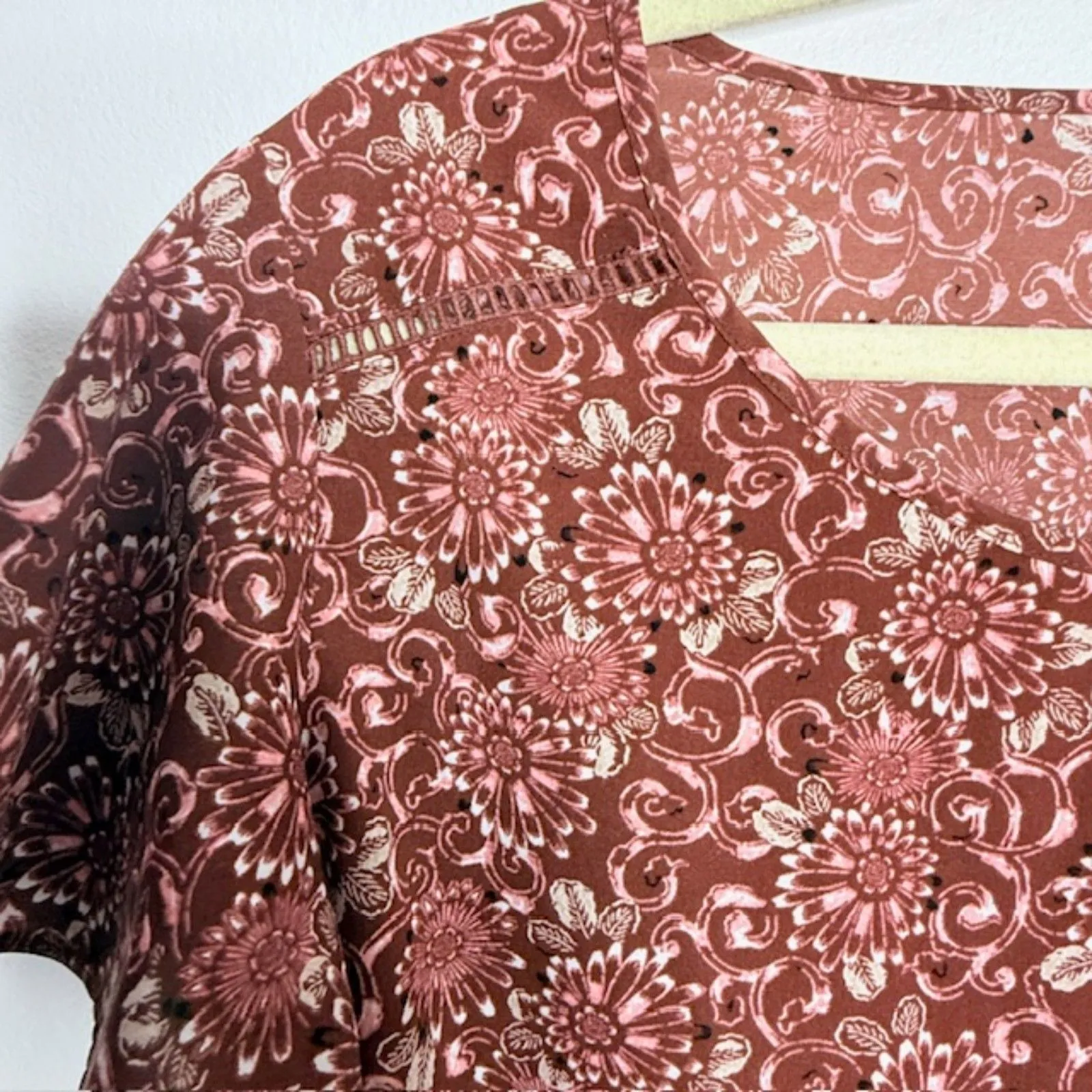 Lane Bryant Floral Ladder Stitch Tulip Short Sleeve Lightweight Top Blouse Sz 18 - Image 4