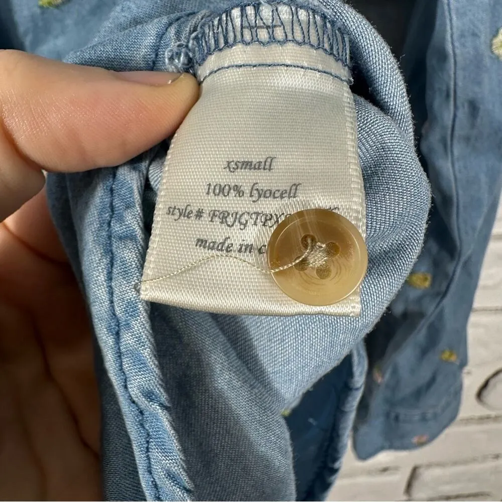 NEW Francesca's Mi Ami Chambray Embroidered Button Down Top Size XS - Image 5