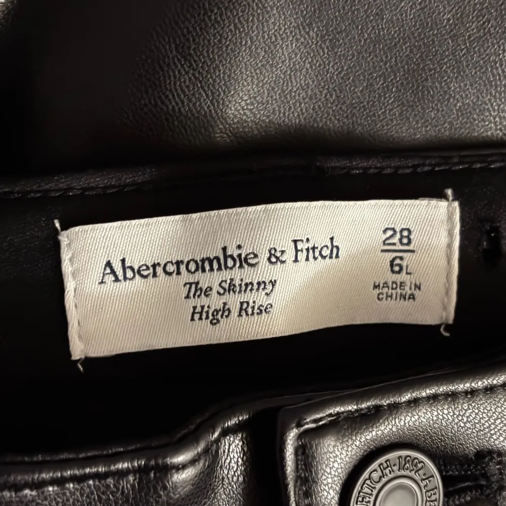 Abercrombie & Fitch Black The Skinny High Rise Faux Leather Pants Size 6 Long - Image 4
