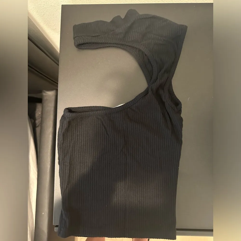 LF Cut Out Shoulder Mock Neck Tank Top - Image 7