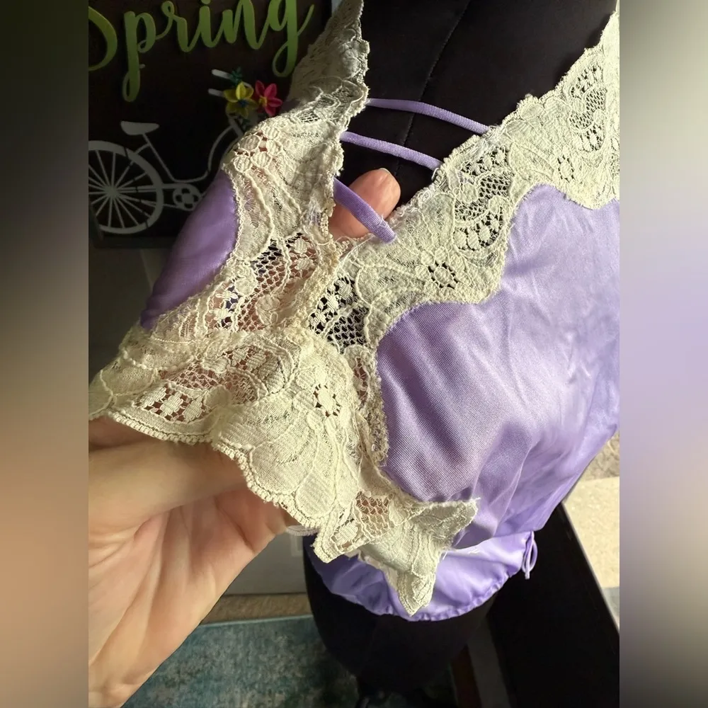Vintage front tie lace collar pajama evening top, size medium Purple - Image 6