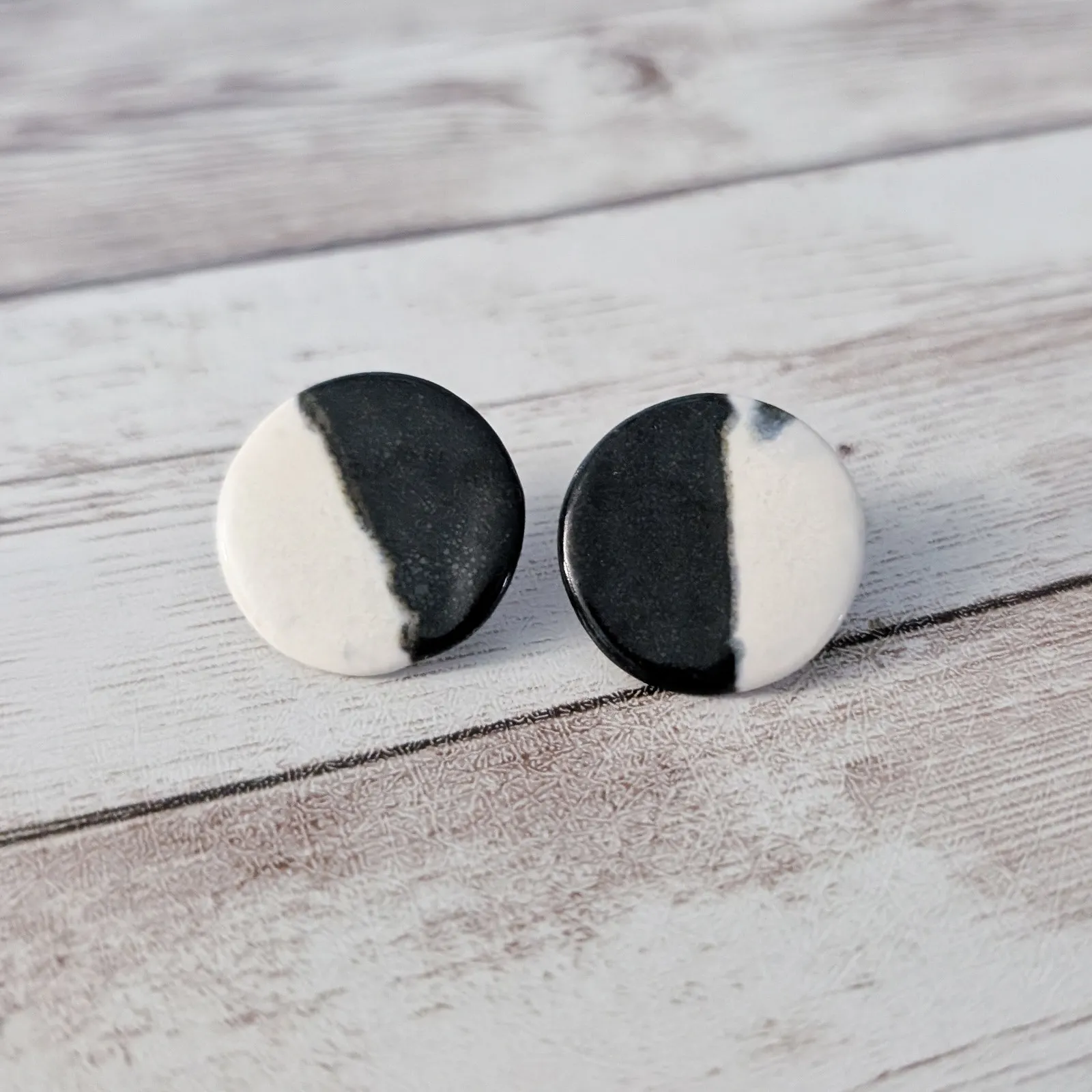 Vintage Stud Earrings Black and Off White Circle - Image 2