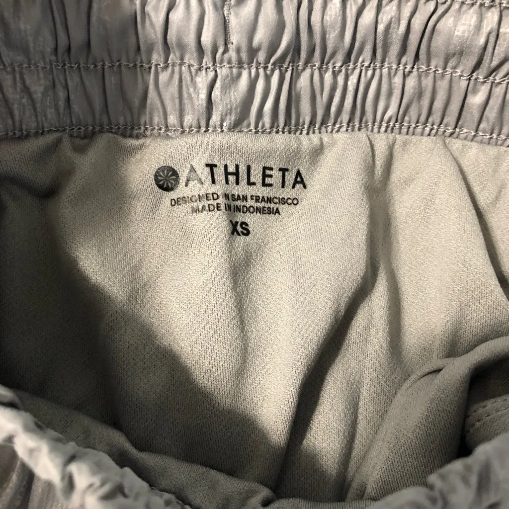 Athleta grey women’s activewear shorts 4.5” inseam size‎ XS athleisure workout - Image 2