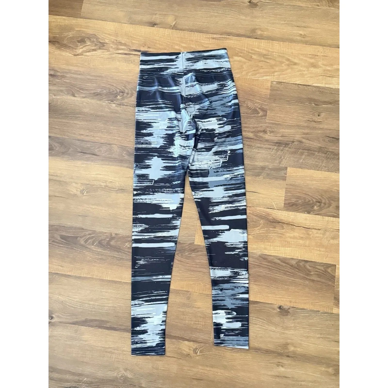 Zubaz NFL Women's Las Vegas Raiders Brushed Paint Team Color Leggings Medium - Image 4