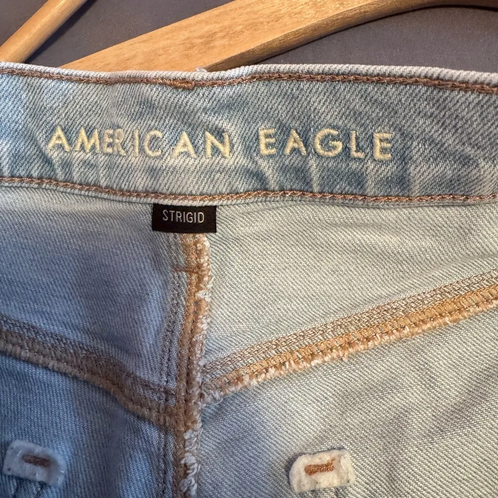 American Eagle 90’s Boyfriend shorts light blue heavily distressed denim size 8 - Image 5