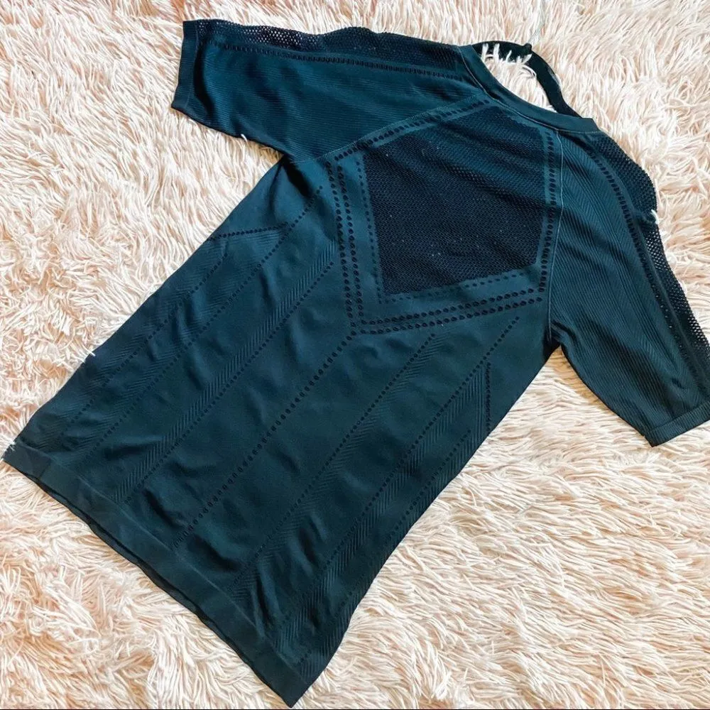 Athleta Mesh Diamond Trophy Short Sleeve Top in Black Medium - Image 7