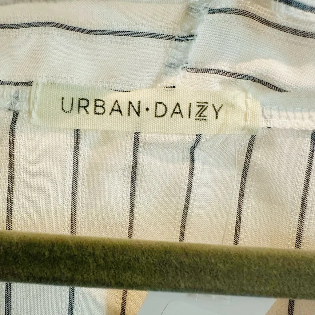 Chic Black & White Striped Shirt Size M - Image 2