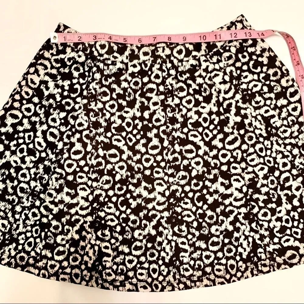 Lily Rose Black & White Mid Rise Leopard Print Mini Skirt Size Medium - Image 6
