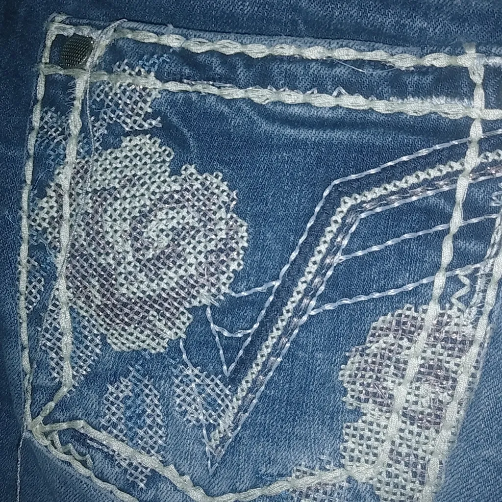 Vigoss 28x32 Distressed Boot Cut Cross-Stitch embroidered Pockets Jeans - Image 3