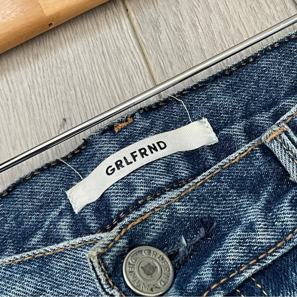 GRLFRND Helena Jeans distressed straight leg womens Blue (size 26) close to you - Image 2