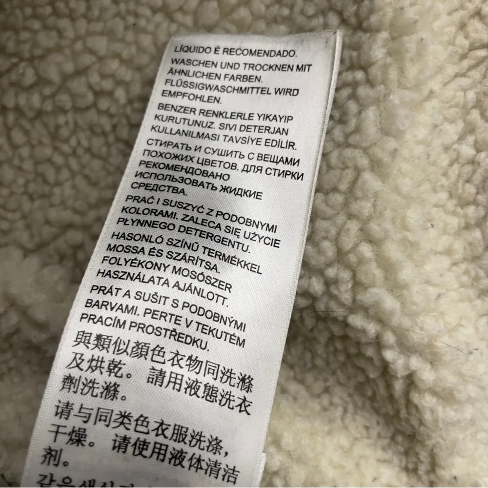 Levis Sherpa Lined Dark Wash Womens
Denim Jacket Size Medium - Image 12