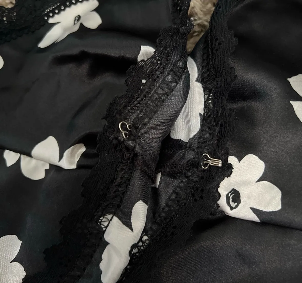 Black & White Floral Print Crop Top - Image 6