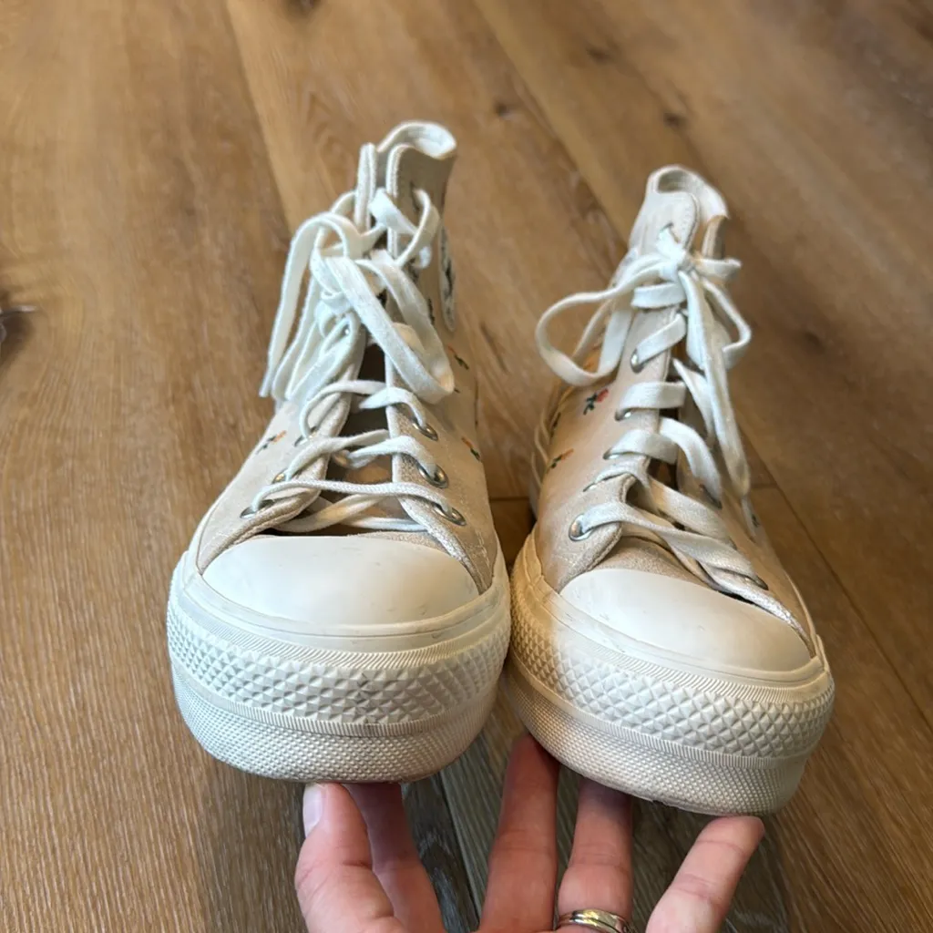 Converse Cream High-Tops with Embroidered Floral Design Size 11 Women’s - Image 7