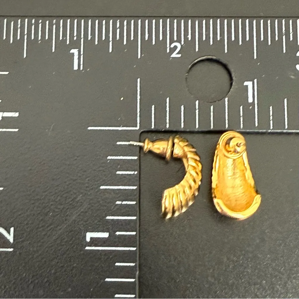 Vintage MONET Gold-tone Ribbed Half Hoop Pierced Earrings 5.7g. - Image 6