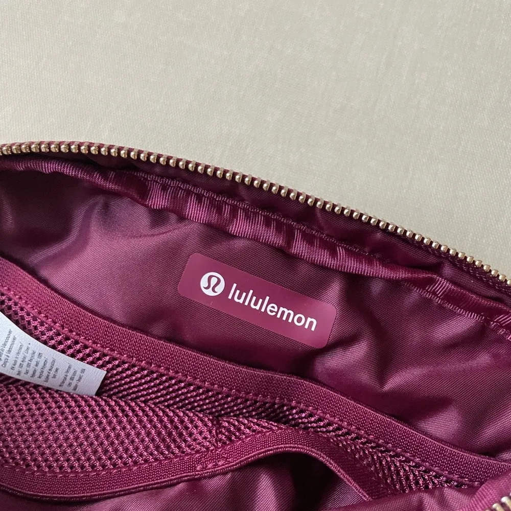 Everywhere Belt Bag 1L *Wordmark - Deep Luxe/Gold - Image 9