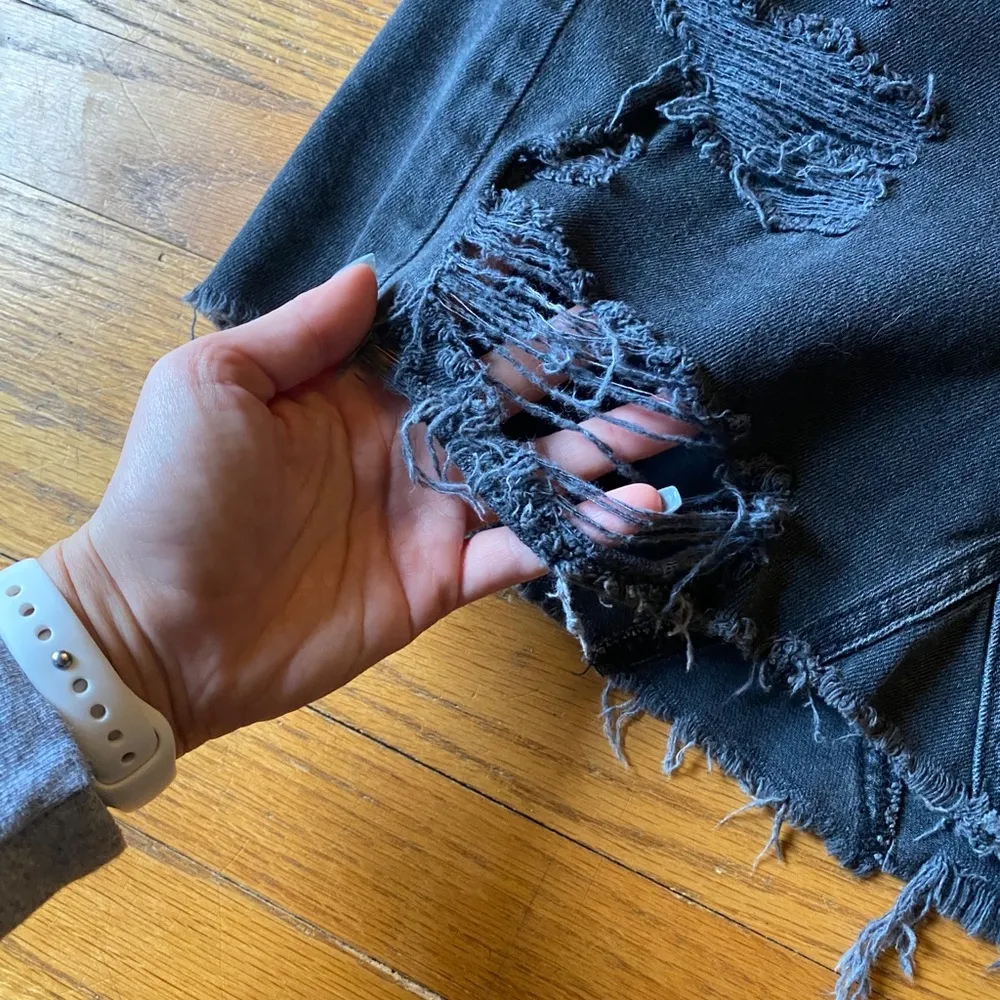 Black distressed American Eagle jean skirt sz 4 - Image 2