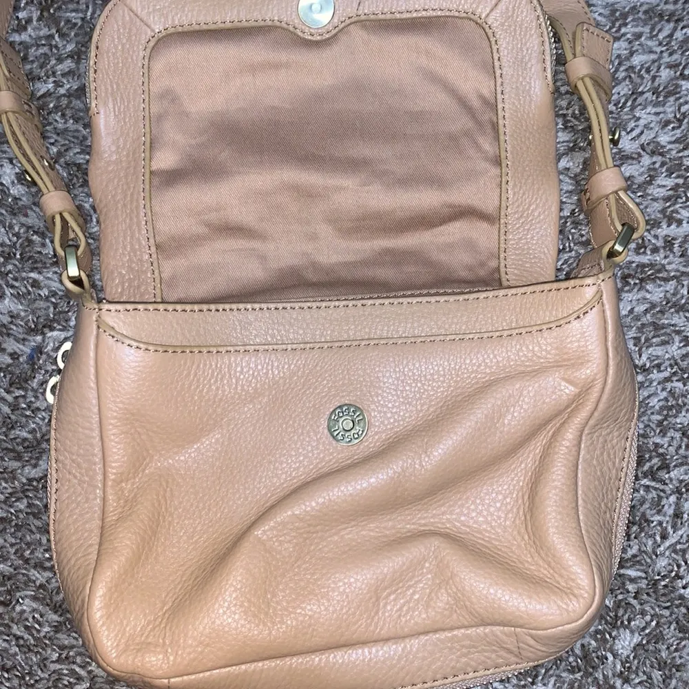 Fossil camel tan color cowhide leather fold over crossbody bag lots of details - Image 6