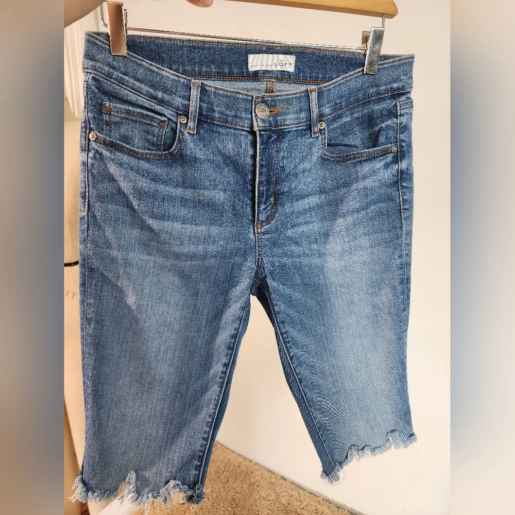 Women's blue jeans shorts. Size 6 or 28. Brand: Loft by Ann Taylor. - Image 7