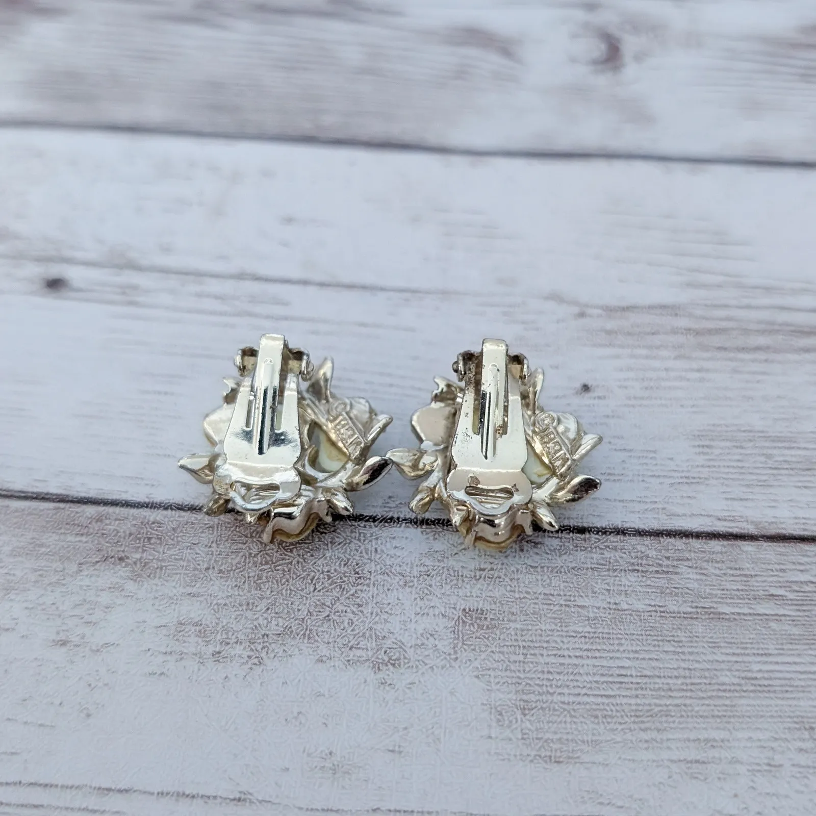 Vintage BSK Clip On Earrings Green & Gold Tone Just Over 7/8" - Image 6