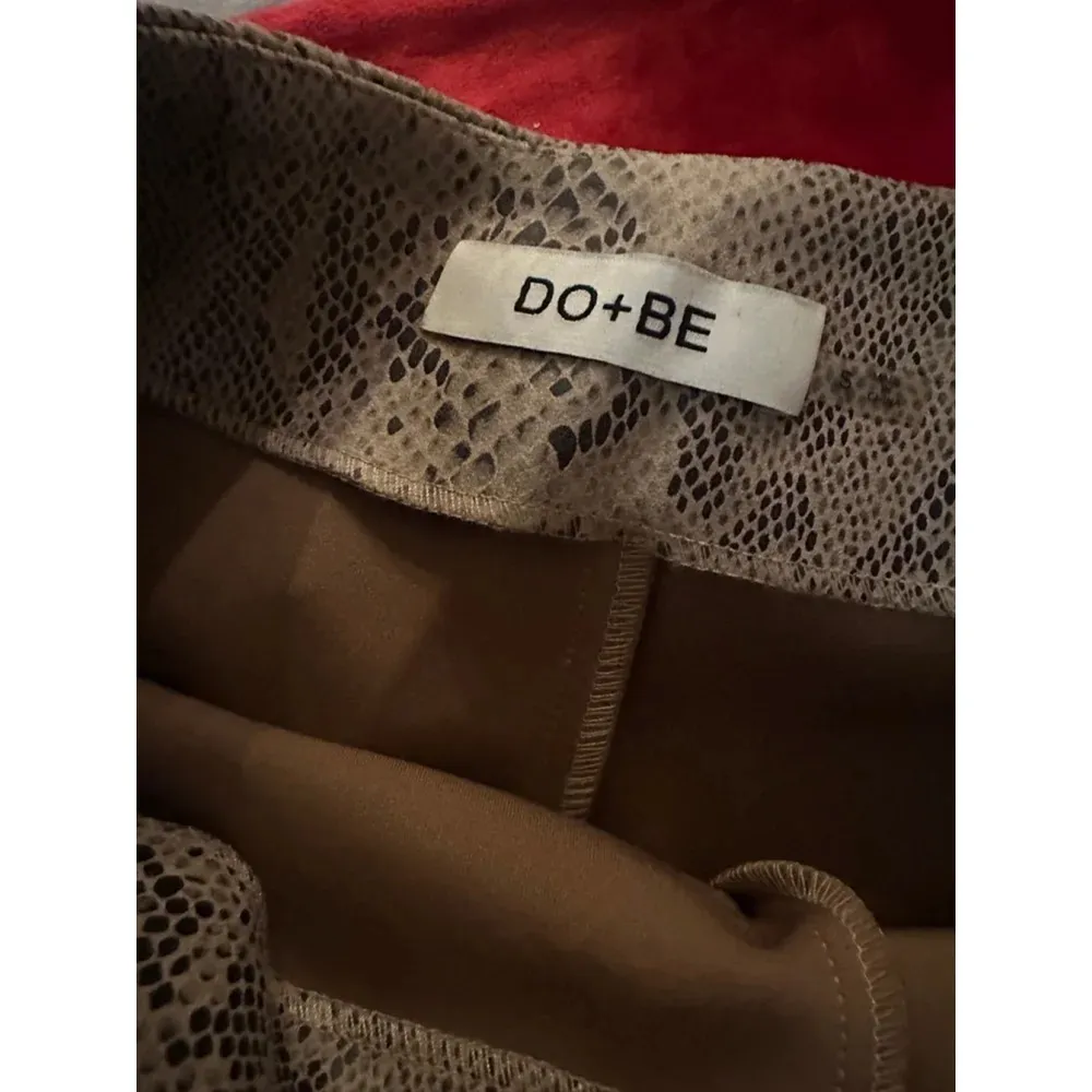 DO+BE  Faux Suede Leather Skort Beige and Black Size Small - Image 4