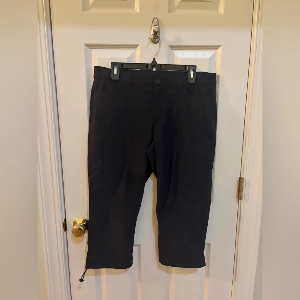 Eddie Bauer Women's Black 3/4 Length Cargo Hiking Pants UPF 50+ - Image 3