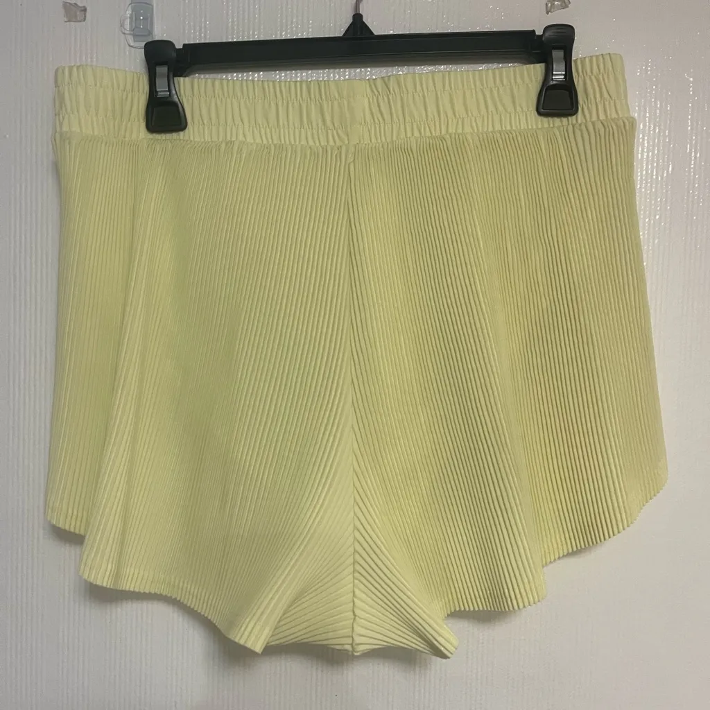 All In Motion  Light Yellow Pleated Athletic Shorts - Image 4
