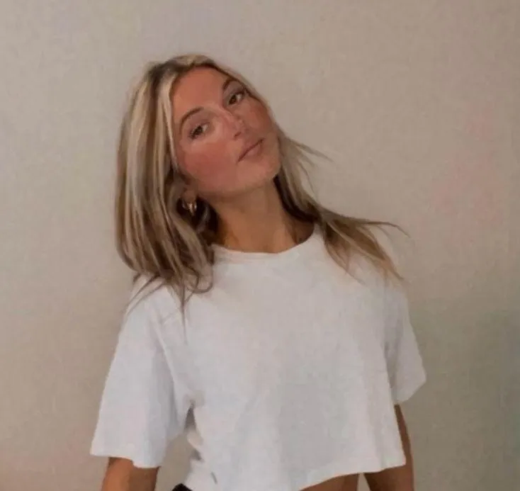 😻 Super Cute TNA Aritzia Light Grey Short Sleeve Cropped T Shirt - Image 2