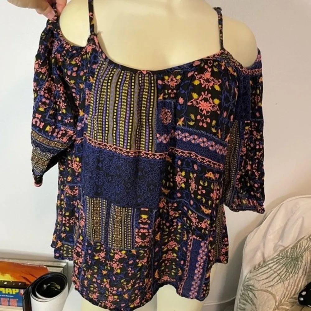 Women's Boho Print Style Cold Shoulder Top Size Large - Image 3